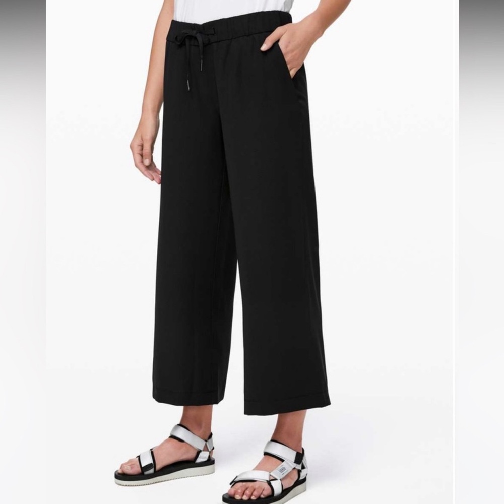 Lululemon On the Fly Wide-Leg 7/8 Pant Woven Black Pants Pockets 5BQPS size 8
